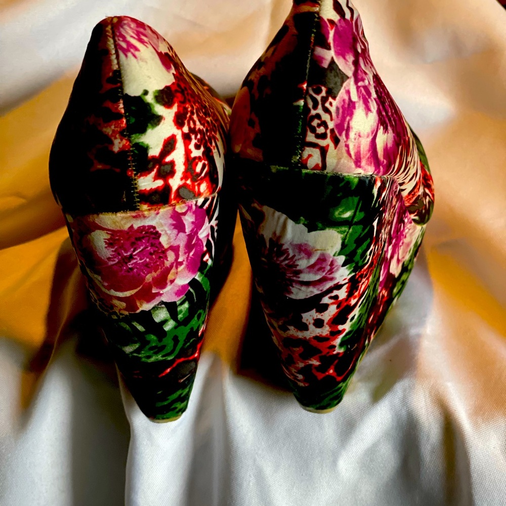Size 9 wedge heel flower print